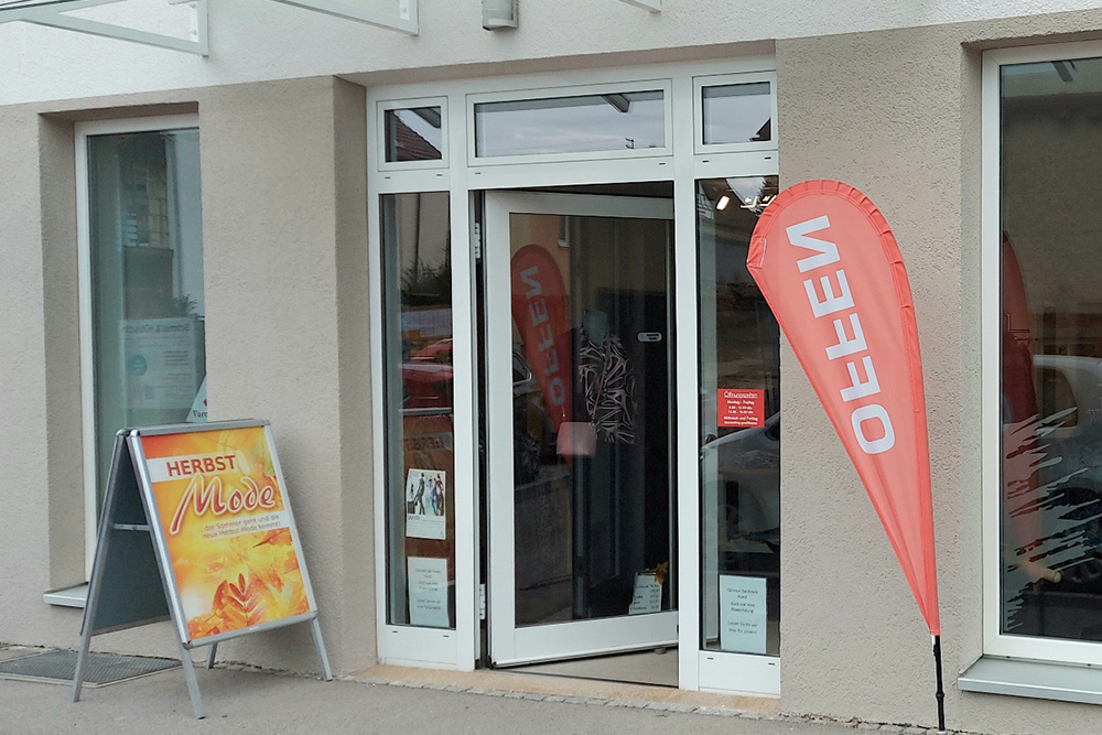 Eingang des MODE Jörger Ladengeschäfts in der Tübinger Straße in Holzgerlingen