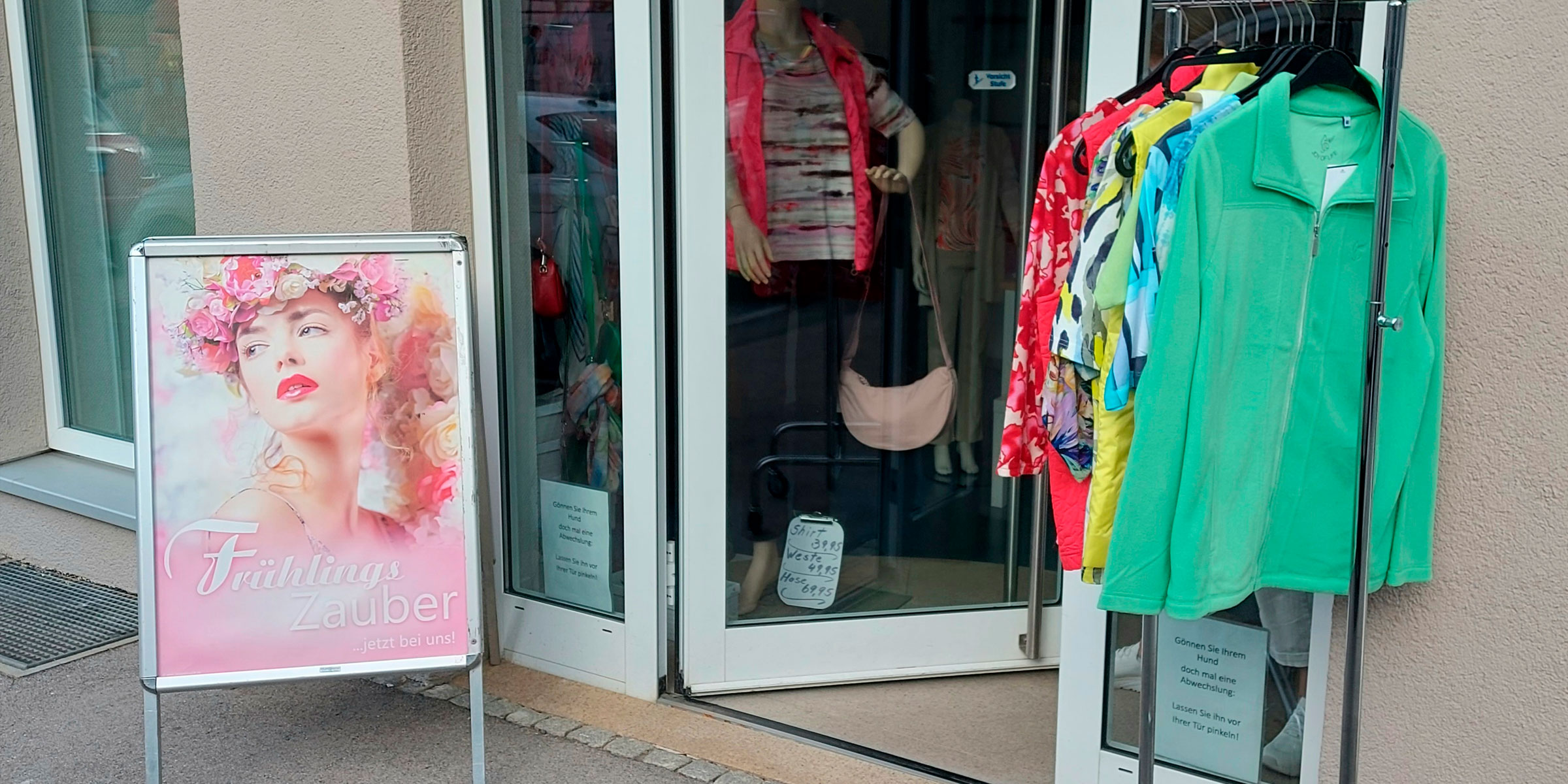 Schaufenster des MODE Jörger Ladengeschäfts mit aktueller Frühlingsmode