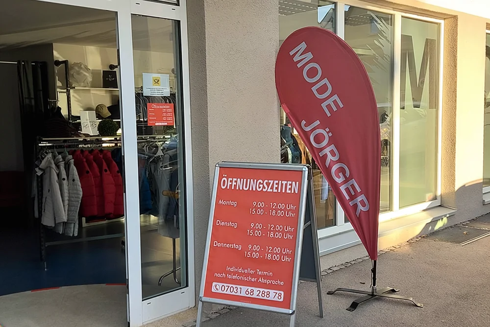 Eingang des MODE Jörger Ladengeschäfts in der Tübinger Straße in Holzgerlingen