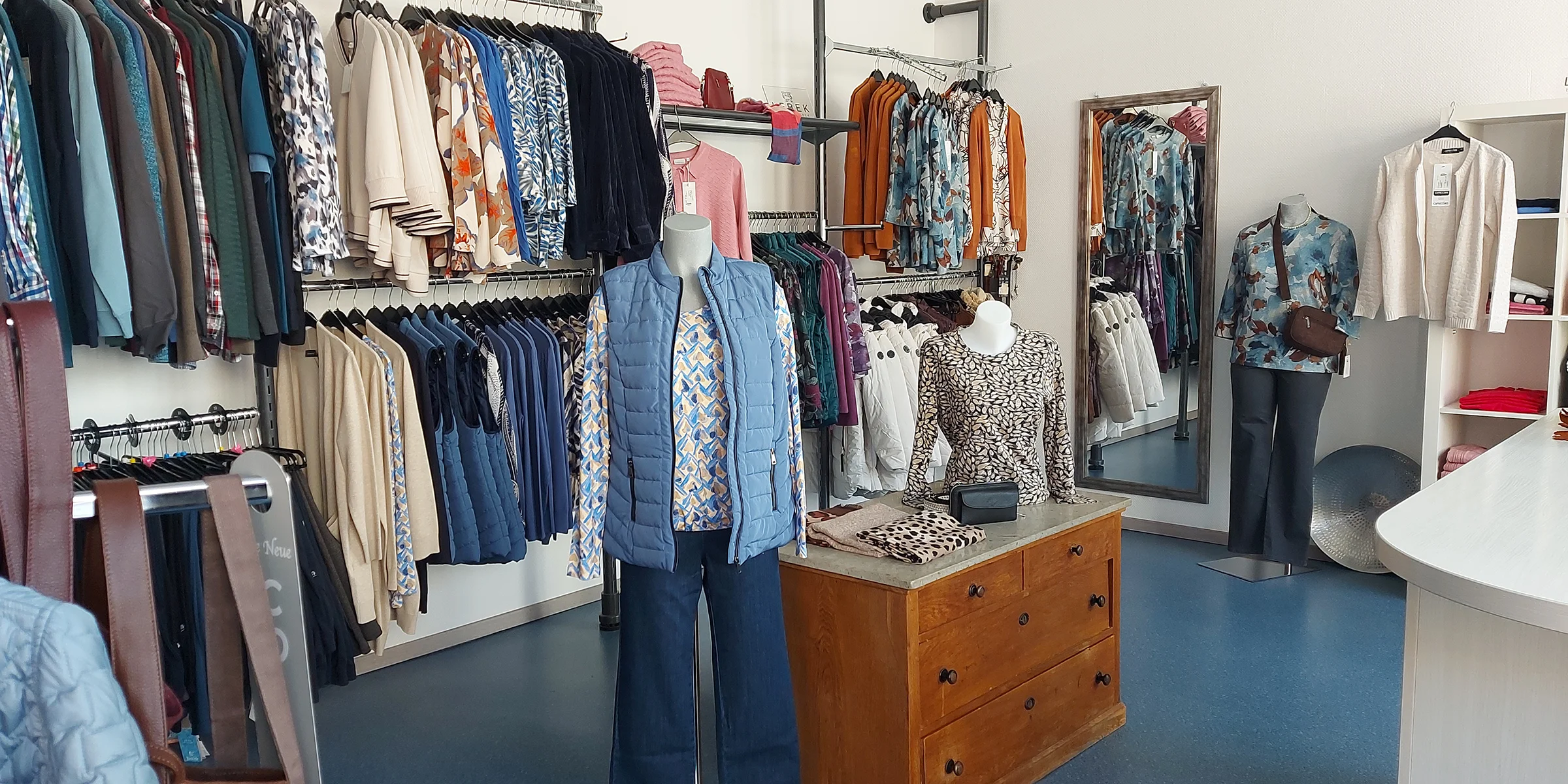 Damenmode mit Westen, Blusen und Kleidern im MODE Jörger Ladengeschäft