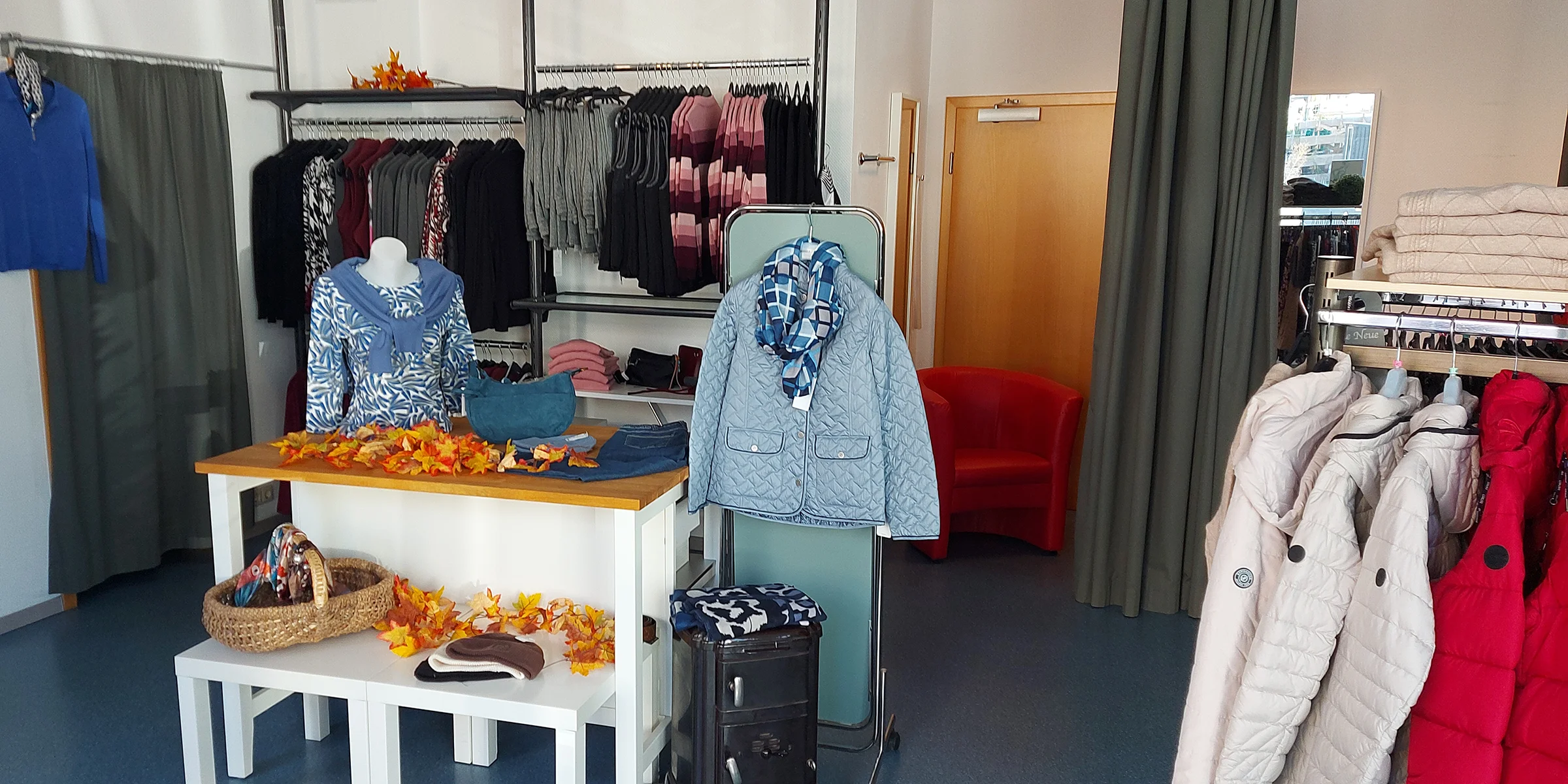 Blaue Oberteile, Steppjacken und Accessoires im MODE Jörger Ladengeschäft